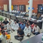 नगर निगम की बैठक में बवाल, पार्षदों ने नगर आयुक्त का किया बहिष्कार; जमीन पर बैठकर दिया धरना